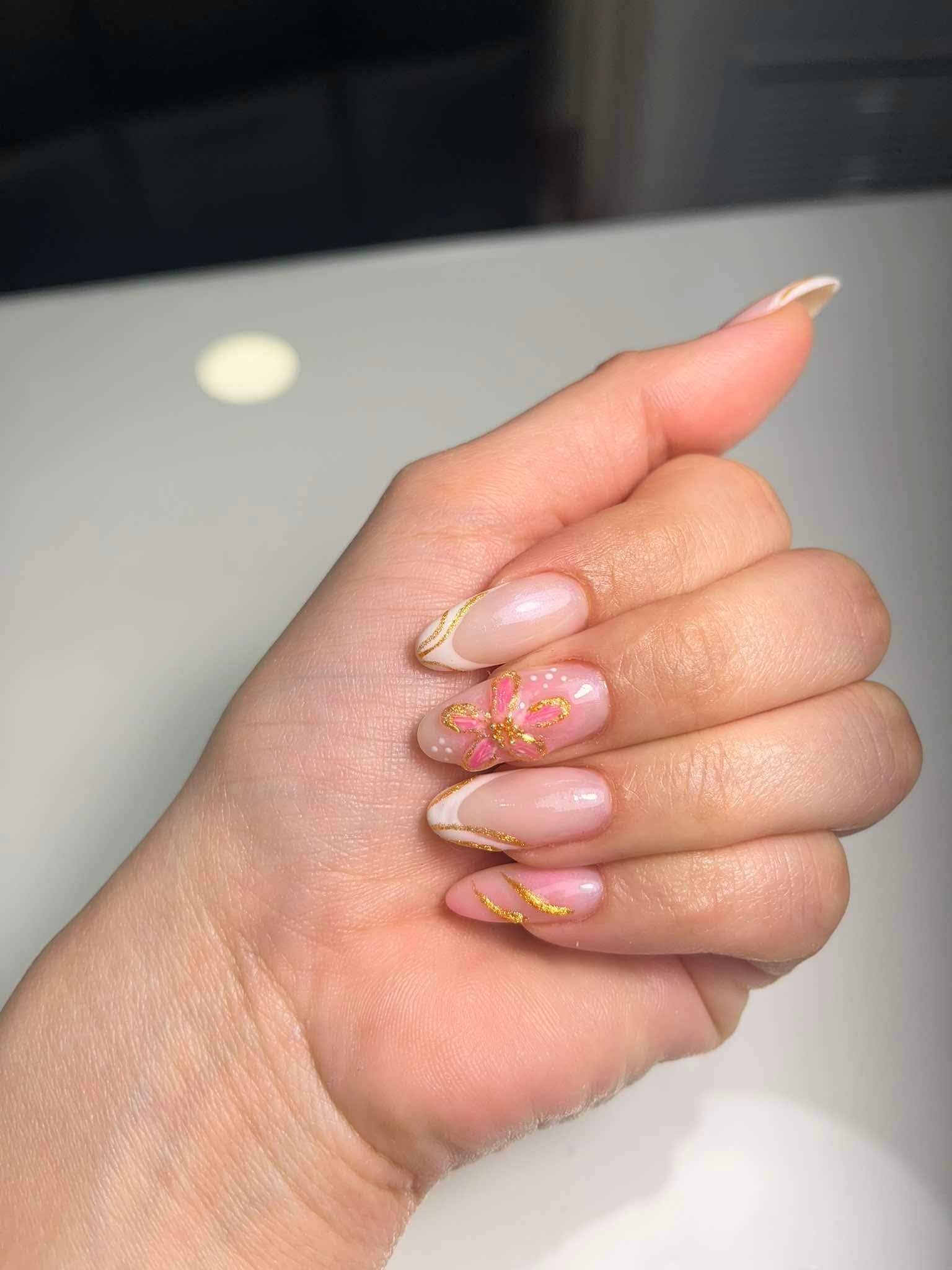 Esmaltado tono rosado satinado con brillo