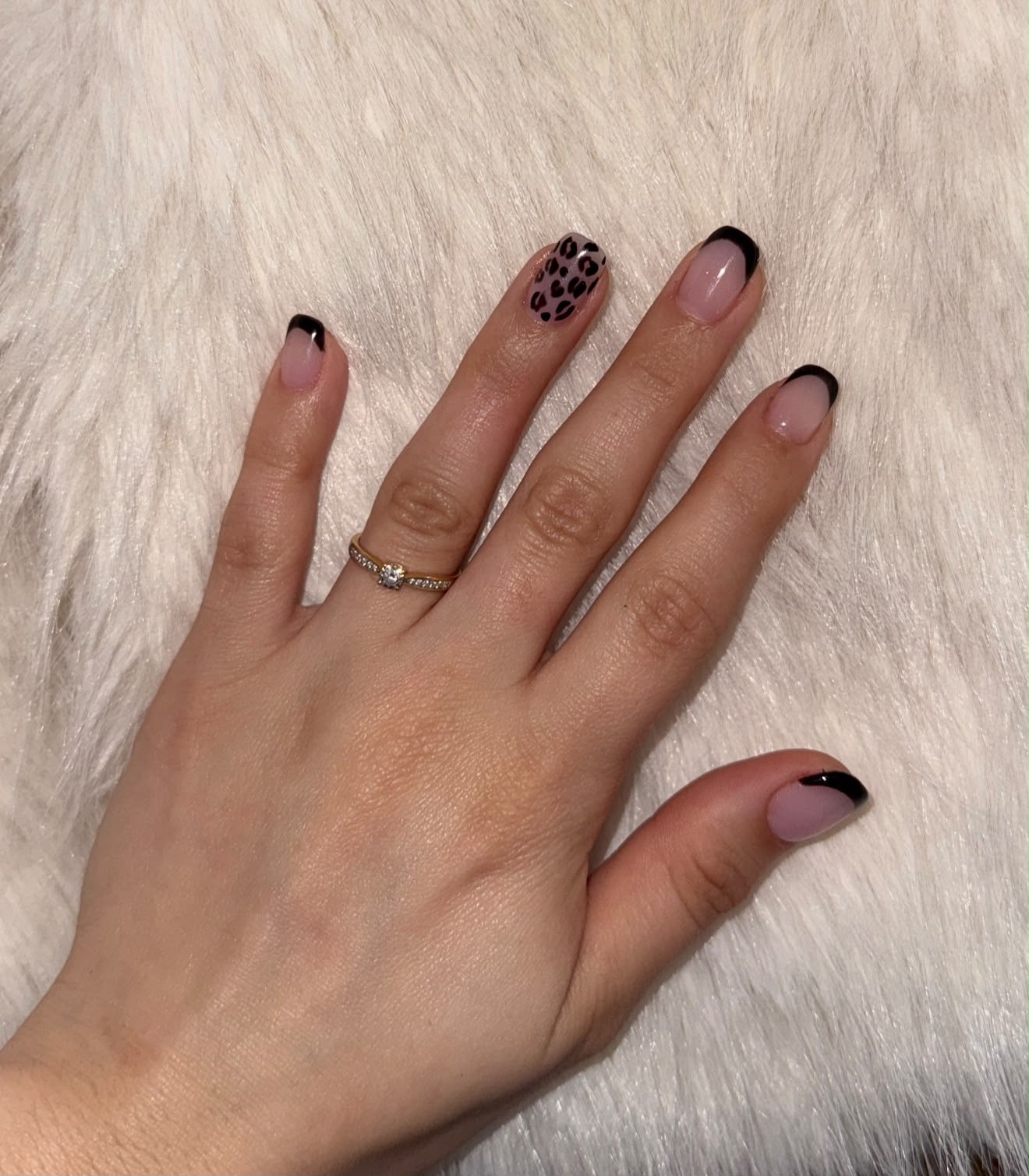 Manicura francesa negra y detalle animal print